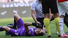 Plze�ský branká� Marián Tvrdo� v pé�i léka�� po souboji v utkání se Slavií