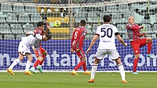 Obránce Boloni Stefan Posch (vlevo) stílí tetí gól svého týmu v utkání s...