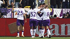 Fotbalisté Fiorentiny oslavují gól do sít Turína