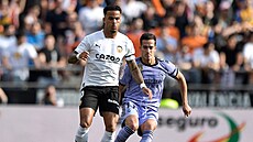 Justin Kluivert z Valencie si �íká o balón v zápase proti Realu Madrid