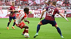 Záloník Bayernu Mnichov Kingsley Coman (vlevo) se snaí odpoutat od obránce...