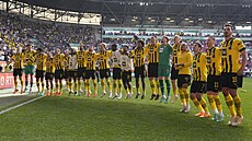Fotbalisté Dortmundu oslavují výhru nad Augbusrgem, která je posouvá do ela...