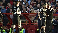 Trenér Arsenalu Mikel Arteta (vpravo) dává pokyny Jorginhovi bhem utkání proti...