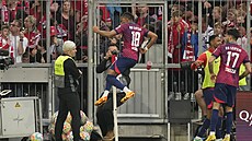 Útoník Lipska Christopher Nkunku (vlevo) oslavuje vedoucí gól proti Bayernu