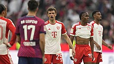 Zklamaní fotbalisté Bayernu Mnichov po domáci poráce s Lipskem