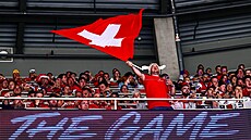 výcarským fanouek s vlajkou se raduje po výhe nad eským týmem