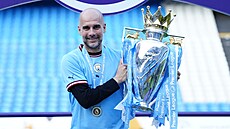 Trenér Pep Guardiola získal s Manchesterem City dalí ligový titul