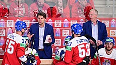 Asistent trenéra �eského týmu Martin Erat (vlevo) dává pokyny hrá��m b�hem...