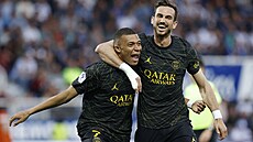 Fotbalisté PSG Kylian Mbappé a Fabian Ruiz oslavují gól do sít� Auxerre