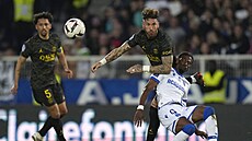 Úto�ník Auxerre (vpravo) v souboji se stoperem PSG Sergiem Ramosem
