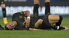 Kylian Mbappé z PSG v bolestech na trávníku v utkání proti Auxerre