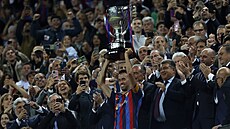 Kapitán Barcelony Sergio Busquets po zápase převzal trofej pro mistra španělské...