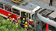 Dva lidé se zranili při srážce tramvají v Braníku. (24. května 2023)