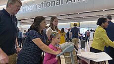 Tisíce cestujících uvízly na britských letištích kvůli nefunkčním elektronickým... | na serveru Lidovky.cz | aktuální zprávy