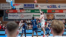 Pardubický pivot Kamil �vrdlík zakon�uje na d��ínský ko�.