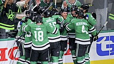 Hokejisté Dallas Stars oslavují výhru nad Vegas Golden Knights v prodlouení.