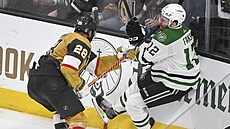 Radek Faksa (12) z Dallas Stars dostává v zápase s  Vegas Golden Knights ránu...