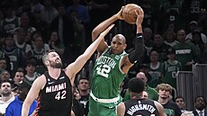 Al Horford z Boston Celtics se po doskoku ocitl pod tlakem, atakují ho Kevin...