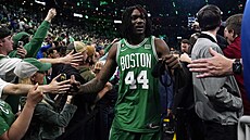 Robert Williams III. se nechává oslavovat fanouky Boston Celtics.