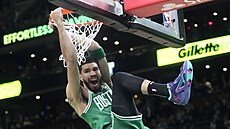 Jayson Tatum z Boston Celtics smeuje do koe Miami Heat kolem Kevina Lovea.