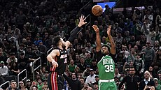 Marcus Smart z Boston Celtics stílí na ko Miami Heat pes Maxe Struse.