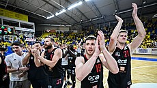 Nymburtí basketbalisté slaví výhru v Opav. Martin Kí (31), Ondej Sehnal...