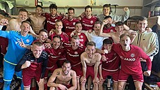 Fotbalisté Chrudimi se po výhe nad Varnsdorfem v kabin radují ze své dalí...