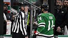 Jamie Benn (14) z Dallas Stars vylou�ený na faul v sérii s Vegas Golden Knights