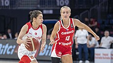 �eská basketbalistka Petra Hole�ínská (vpravo) brání v zápase s Tureckem.