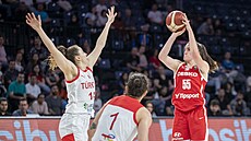 eská basketbalistka Simona Sklenáová stílí na turecký ko.