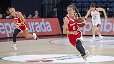 eská basketbalistka Elika Hamzová útoí v zápase s Tureckem.