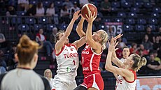 eská basketbalistka Petra Holeínská útoí na turecký ko.