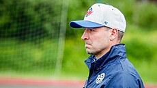 Ladislav ihák sleduje trénink hokejist eských Budjovic