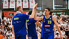 Opav�tí basketbalisté se radují, uprost�ed Jan Mi�ka a Lud�k Jure�ka.