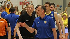 Opavský trenér Petr Czudek si podává ruku s dínskými soupei po prvním...