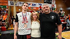 Nymburský rozehráva Jakub Tma s ligovým bronzem a rodii.