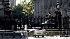 Do brány sídla britského prezidenta v londýnské Downing Street najelo stříbrné...