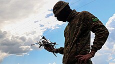 Ukrajinský voják pi tréninku v Dnpropetrovské oblasti drí dron. (15. kvtna...