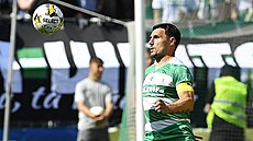 Josef Jind�i�ek, kapitán fotbalist� Bohemians, zpracovává balon v posledním...