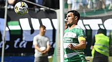 Josef Jindiek, kapitán fotbalist Bohemians, zpracovává balon v posledním...