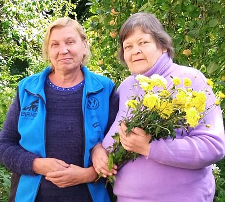 Vija Brúverová (vpravo) s kamarádkou, která jí pála k svátku. Foto: Facebook...