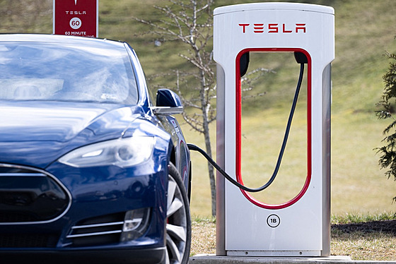 Tesla je tahounem elektromobility. Nebýt této automobilky, najela by toho auta na baterky ještě o třetinu méně. 