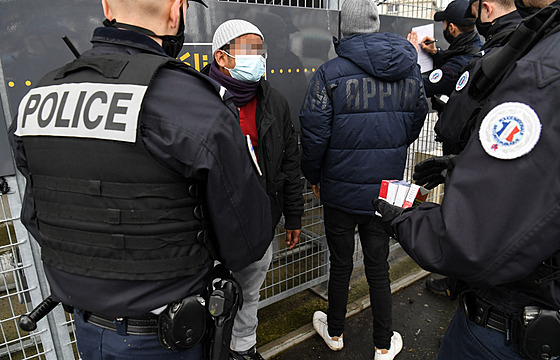 Francouzská policie kontroluje nelegální prodejce cigaret ve Garges-les-Gonesse...