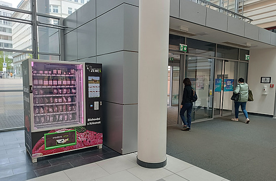 Automat na maso stojí nově u vchodu do obchodního centra Forum Liberec. Z...