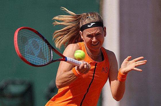 Marie Bouzková returnuje v zápase prvního kola Roland Garros.