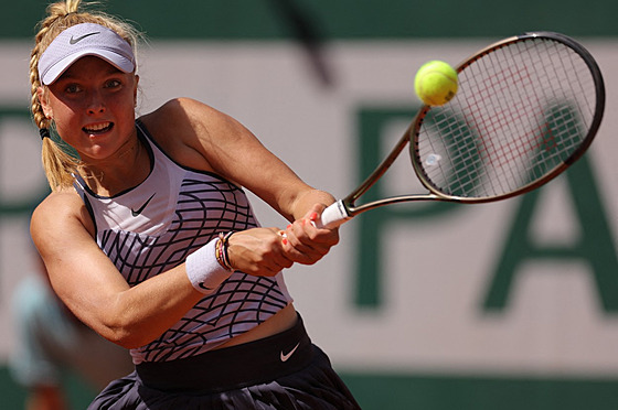 Brenda Fruhvirtová returnuje v zápase prvního kola Roland Garros.