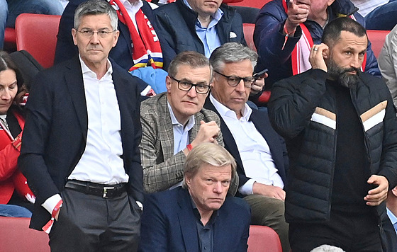 Odvolaný generální editel Oliver Kahn (dole), vlevo od nj preziden Bayernu...