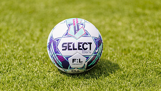 S míčem od dánské značky Select se bude hrát fotbalová liga i v sezoně...