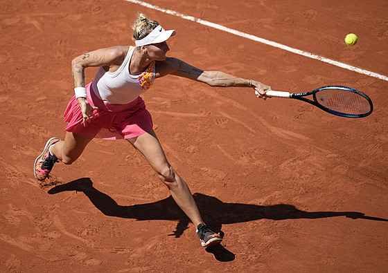 Markéta Vondrouová v akci ve druhém kole na Roland Garros.