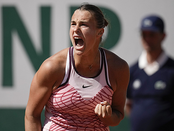 Aryna Sabalenková slaví postup do tetího kola na Roland Garros.